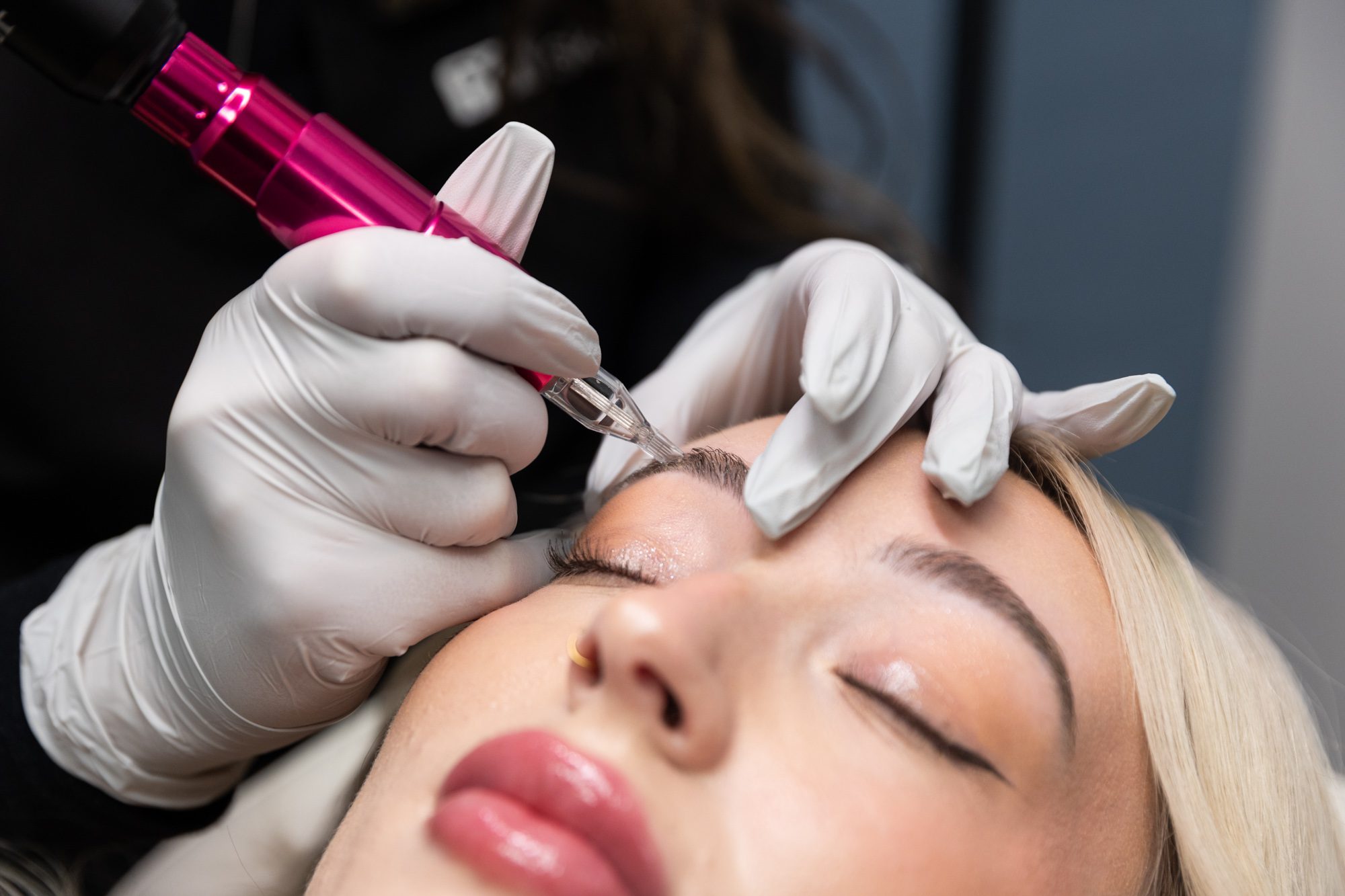 Applying permanent makeup on eyebrows
